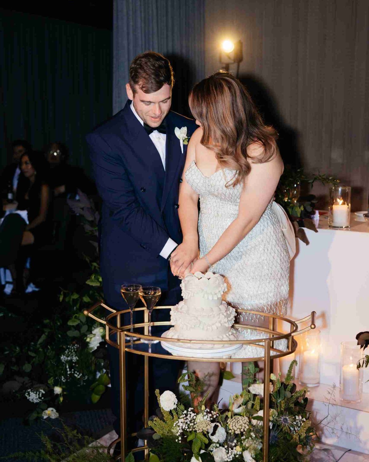 couple cutting the wedding cake